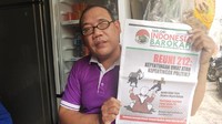 Ketua DKM Masjid Jami Al-Munawwaroh, Risan (52) mengaku kaget saat membaca tabloid tersebut yang isinya menyudutkan salah satu paslon di Pilpres 2019. Foto: Guruh Nuary/detikcom