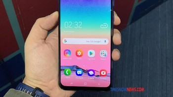 Galaxy M20 punya layar 6,3 inch FHD+ TFT AMOLED display (1080 x 2340 pixel) dengan desain notch berbentuk waterdrop tempat kamera selfie berada, sama seperti Galaxy M10. Foto: Timesnownews.com
