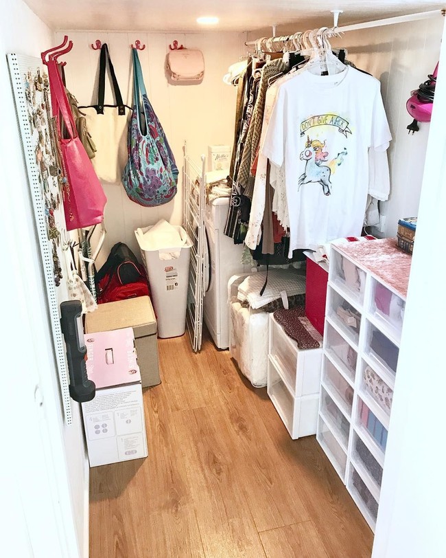 Di rumah sekecil itu, ia memiliki ruang khusus menyimpan baju dan aksesorinya. Ia mengaku tak bisa menyimpan banyak baju, tapi ia mengoleksi banyak anting karena kecil sehingga tidak menghabiskan tempat.Foto: Instagram/TinyMissDollonWheels
