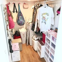 Di rumah sekecil itu, ia memiliki ruang khusus menyimpan baju dan aksesorinya. Ia mengaku tak bisa menyimpan banyak baju, tapi ia mengoleksi banyak anting karena kecil sehingga tidak menghabiskan tempat.Foto: Instagram/TinyMissDollonWheels