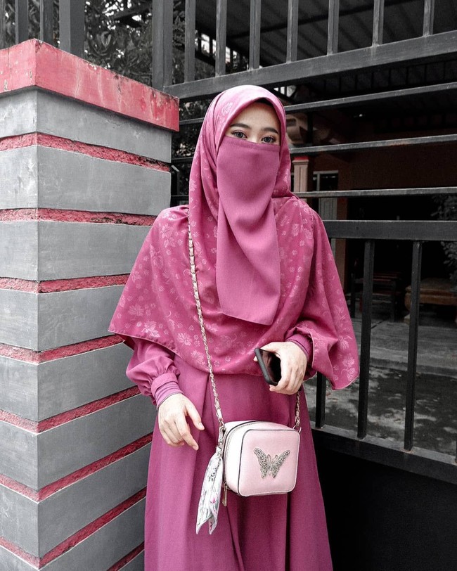 Memakai cadar sunah hukumnya baik bagi madzhab Maliki ataupun Hanafi. Namun, tak sedikit anak muda yang berani menunaikan ibadah sunah tersebut. Pilihan cadar di pasaran pun semakin variatif. Foto: Instagram/rizkadwidy