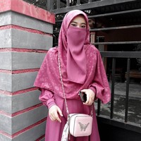 Memakai cadar sunah hukumnya baik bagi madzhab Maliki ataupun Hanafi. Namun, tak sedikit anak muda yang berani menunaikan ibadah sunah tersebut. Pilihan cadar di pasaran pun semakin variatif. Foto: Instagram/rizkadwidy