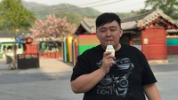 Susu kemasan yang ikonik di Korea Selatan juga dicicip Yong Lee saat berada di Nami Island. Minuman terhits di Korea. Cucu pizang, tulisnya. Foto: Instagram yonglee15