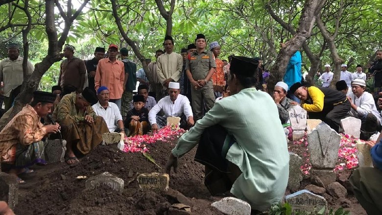 Firasat Suami Korban Sebelum Mobil Tercebur Sungai Brantas Firasat Suami Korban Sebelum Mobil Tercebur Sungai Brantas