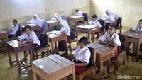 Salah satu guru, mengatakan pihak sekolah telah meninggikan ruang-ruang kelas karena kawasan itu memang sering terkena banjir. Namun tinggi genangan air pada banjir kali ini, jauh melebihi biasanya sehingga air tetap masuk ke ruangan yang telah ditinggikan.