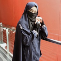 Kini, ada pula cadar yang dijual satu set dengan khimar instan dan dress. Desainnya pun tak monoton dan memilik detail khusus seperti button atau ruffle di bagian tertentu. Foto: Instagram/ameliiazhr