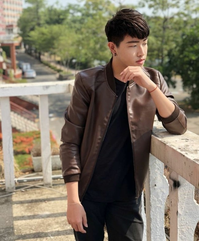 Ketika dia kuliah, orang-orang mengira dirinya orang Korea, dan memuji karena penampilannya yang bagus dan selera fesyennya. Ia pun mengaku merasa dimanjakan oleh perhatian orang, hampir seperti seorang pangeran. Foto: dok. Dcard