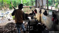 Menurut para pekerjanya, Tempat produksi pupuk kompos ini sudah ada dan beroperasi sejak 2005.
