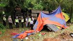 Bangkai Bus yang Terguling di Tol Cipularang Dievakuasi