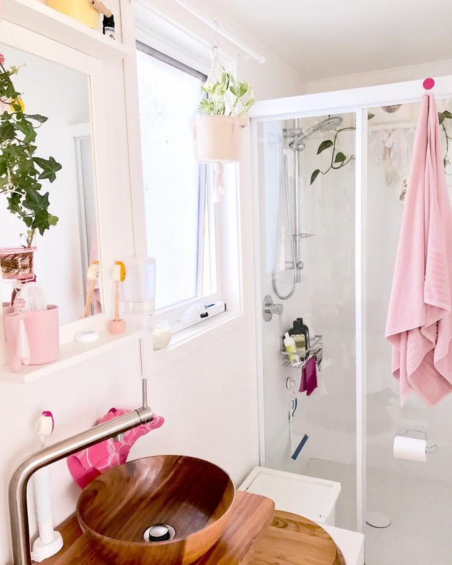 Tak hanya membangun rumah, ia juga membuat beberapa furnitur sendiri seperti kloset WC dan meja. Beberapa barang di rumahnya memiliki fungsi ganda. Foto: Instagram/TinyMissDollonWheels