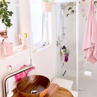 Tak hanya membangun rumah, ia juga membuat beberapa furnitur sendiri seperti kloset WC dan meja. Beberapa barang di rumahnya memiliki fungsi ganda. Foto: Instagram/TinyMissDollonWheels