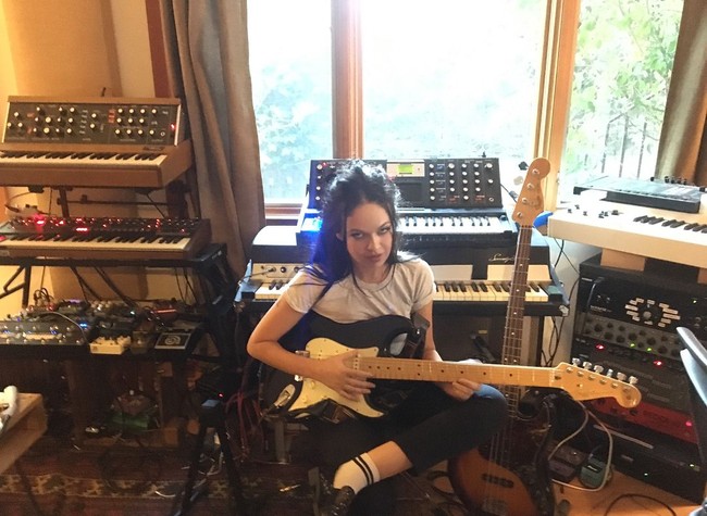 Tato wajah Harry Styles yang ditempat di pipinya itu pun menjadi kontroversi di antara fans. Banyak orang berspekulasi jika itu bukan tato permanen. Foto: Instagram @kelsykarter