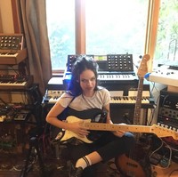 Tato wajah Harry Styles yang ditempat di pipinya itu pun menjadi kontroversi di antara fans. Banyak orang berspekulasi jika itu bukan tato permanen. Foto: Instagram @kelsykarter