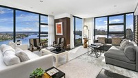 Ruang keluarga di apartemen ini punya pemandangan ke pelabuhan Sydney. Michael Lowdon/Mansion Global.