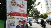 Poster promosi caleg itu tidak ramah lingkungan karena dipaku di pohon. Tentunya sangat mengganggu keindahan.