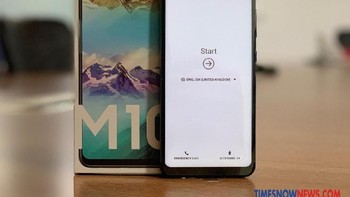 Galaxy M10 berbasis Android 8.1.0 Oreo dan user interface Samsung Experience versi 9.5. Smartphone dual SIM ini disokong baterai 3.700 mAh. Pilihan warna yang tersedia adalah Ocean Blue dan Charcoal Black. Foto: Timesnownews.com