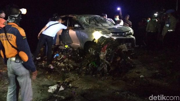  Mobil  yang Tercebur di Sungai  Brantas  Berhasil Diangkat