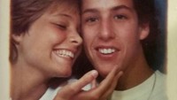 Netizen ini antara bersyukur sama menyesal karena sang ibu dulu pernah menjadi kekasih Adam Sandler dan hampir menikah. Dok. Ist