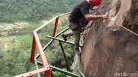 Nantinya, di jembatan sepanjang 25 meter ini wisatawan dapat membuat foto berbagai angle yang sangat instagramable. Bahan baku utama sebagai penyangga berupa besi UNP dengan ketebalan 5 mm. (Aji Kusuma/detikTravel)