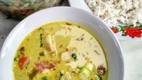 Pelengkap yang tak boleh ketinggalan adalah nasi hangat dan acar mentimun wortel plus sambal rawit. Foto : Instagram @kitaina.id
