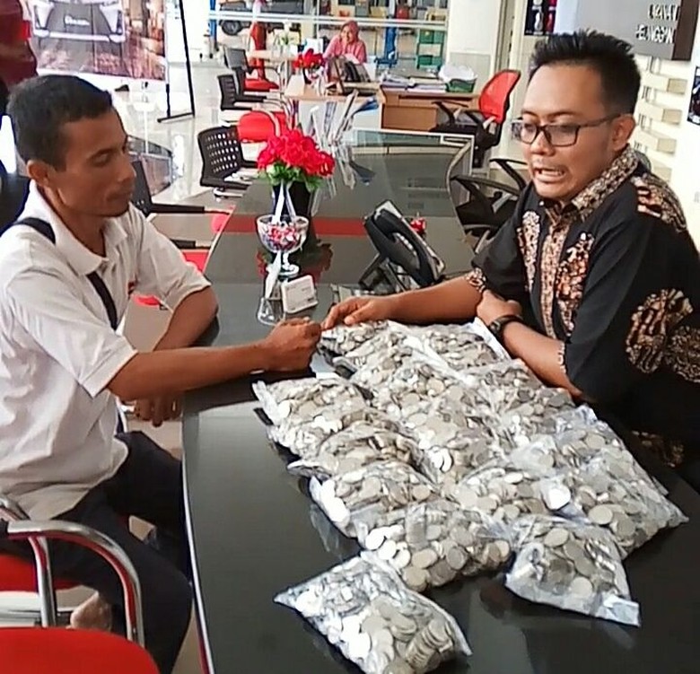 Foto: istimewa / Tirta membayar mobil menggunakan uang receh Foto: istimewa / Tirta membayar mobil menggunakan uang receh