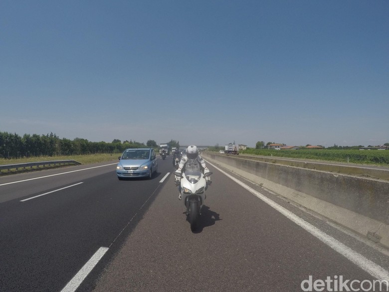 Motor Masuk Tol di Eropa. Foto: Dadan Kuswaraharja Motor Masuk Tol di Eropa. Foto: Dadan Kuswaraharja