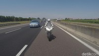 Di Eropa pun demikian. Tak ada pembatas yang memisahkan roda dua dan roda empat di jalan tol. Foto: Dadan Kuswaraharja