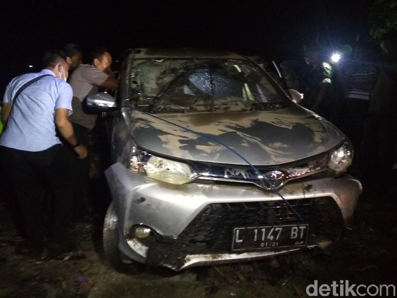 Mobil yang Tercebur di Sungai Brantas Berhasil Diangkat