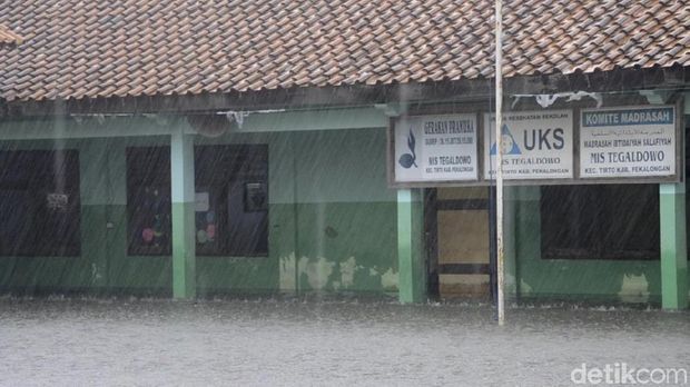 Ke Sekolah Menerobos Banjir di Pekalongan, Ujian di Kelas Tergenang