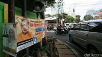 Tiang listrik dan traffic light juga dipasangi spanduk caleg.