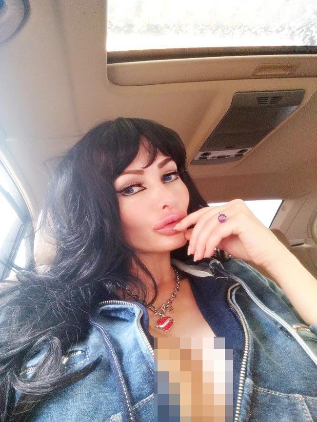 Inilah sosok wanita bernama Victoria Wild yang sangat ingin mengubah dirinya menjadi mirip boneka seks. Setelah melakukan berbagai cara, dia pun kini dijuluki sebagai boneka seks hidup. Foto: Twitter @VictoriaWildxxx