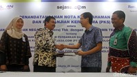 Direktur PT Bank Tabungan Negara (Persero) Tbk. Budi Satria berjabat tangan dengan Country Director PT. Recomn Technology Services (Sejasa.com), Anthony Eka Wijaya disaksikan Kepala Divisi Digital Channel Bank BTN  R. Meta Sutriatin (kiri) dan Kepala Divisi KPR Subsidi Bank BTN , Hirwandi Gafar (kanan).