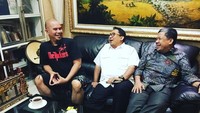 Bersama Fadli Zon dan Fahri Hamzah, Dhani sempatkan ngopi bersama. Terlihat ada dua cangkir kopi hitam di hadapan mereka. Sedang bahas apa ya? Foto: Instagram ahmaddhaniprast
