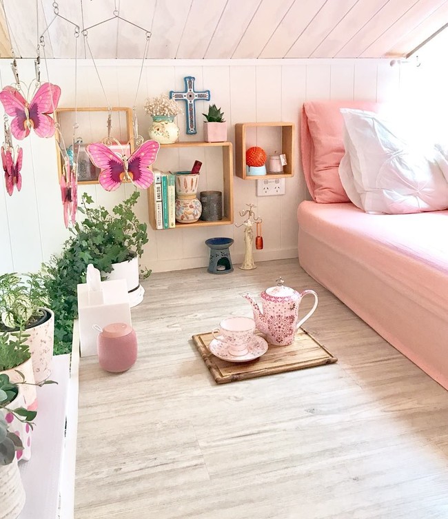 Tak semua orang bermimpi punya rumah besar dan mewah. Rumah kecil justru bisa membuat hati lebih bahagia, hal ini dibuktikan oleh Dolly, wanita asal Filipina yang tinggal di Melbourne, Australia. Foto: Instagram/TinyMissDollonWheels