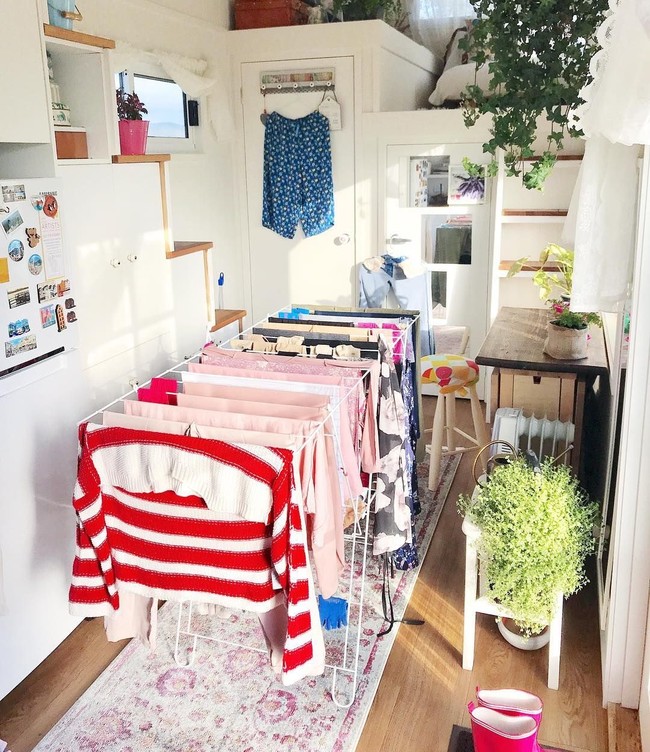 Kebanyakan furnutir berfungsi ganda ini ia desain sendiri, seperti meja kecil yang bisa diperlebar membentuk meja makan atau kursi yang berfungsi sebagai lemari penyimpanan. Foto: Instagram/TinyMissDollonWheels