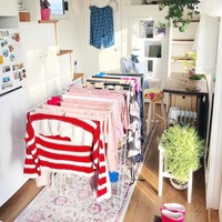 Kebanyakan furnutir berfungsi ganda ini ia desain sendiri, seperti meja kecil yang bisa diperlebar membentuk meja makan atau kursi yang berfungsi sebagai lemari penyimpanan. Foto: Instagram/TinyMissDollonWheels