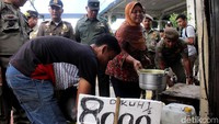 Berjualan di atas trotoar Tanah Abang merupakan sesuatu yang dilarang dan sesuai Perda Nomor 8 Tahun 2017 yang menyatakan, trotoar tidak boleh digunakan untuk berjualan. Pihak Satpol PP pun telah melakukan sosialisasi kepada para PKL untuk tidak berjualan di atas trotoar.