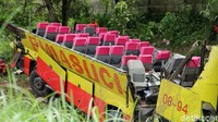 Menggunakan crane milik Jasa Marga, satu per satu puing bangkai bus maut jurusan Bandung-Merak dievakuasi di lokasi kejadian, Selasa (29/1/2019). Derek memulai dengan mengangkat atap bus yang terlepas, setelah itu tim mengevakuasi badan kendaraan.