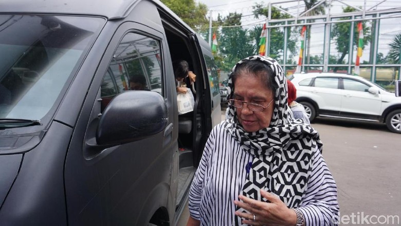 Ibunda Jenguk Ahmad Dhani di Rutan Cipinang Ibunda Jenguk Ahmad Dhani di Rutan Cipinang