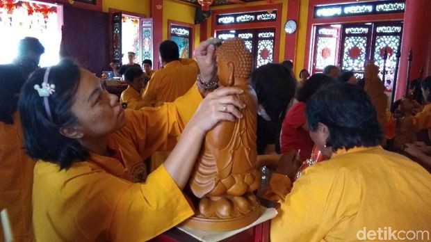 Sambut Imlek, Rupang Kelenteng Tri Dharma di Magelang Dibersihkan