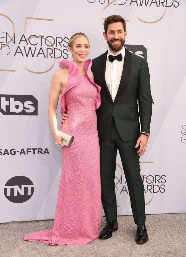 Deretan aktris Hollywood berlomba-lomba memberikan gaya terbaiknya di ajang Screen Actors Guild (SAG) Awards 2019 di Los Angeles, California, Amerika Serikat, Minggu (27/1/2019). Tanpa terkecuali Emily Blunt yang datang bersama suaminya, John Krasinski. Foto: Getty Images
