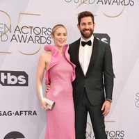 Deretan aktris Hollywood berlomba-lomba memberikan gaya terbaiknya di ajang Screen Actors Guild (SAG) Awards 2019 di Los Angeles, California, Amerika Serikat, Minggu (27/1/2019). Tanpa terkecuali Emily Blunt yang datang bersama suaminya, John Krasinski. Foto: Getty Images