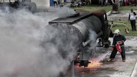 Sejumlah pegawai Pertamina mengikuti kompetisi JAWARA HSSE MOR III tahun 2019 di MTC Fireground Plumpang, Jakarta Utara, Selasa (29/1).
