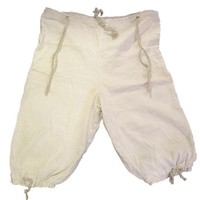 Ada pula dalaman celana berwarna putih yang kondisinya masih jauh lebih baik dibandingkan bra dan panties. Celana tersebut memiliki aksen serut pada bagian hem dan tali pinggang. Namun belum diketahui apakah pakaian dalam ini dikenakan wanita atau pria. Foto: Dok. Universitat Innsbruck