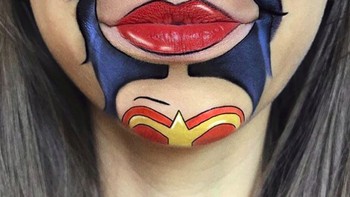 Laura menggunakan bahan lipstik ataupun body painting yang kerap digunakan para artis teater bermakeup. (Foto: Instagram/Laura Jenkinson)