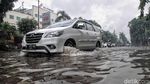 Banjir Rendam Jalanan Kawasan Kelapa Gading