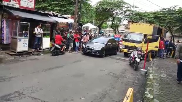 Light truck ditilang karena parkir sembarangan.