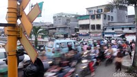 Perlintasan ini selalu ramai kendaraan, terutama di jam-jam sibuk dan pada malam minggu.