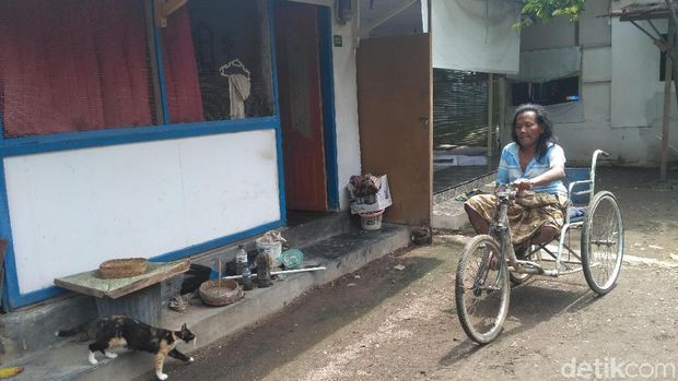 Nestapa Edi yang Cacat Kaki Rawat Ibu Lumpuh Seorang Diri