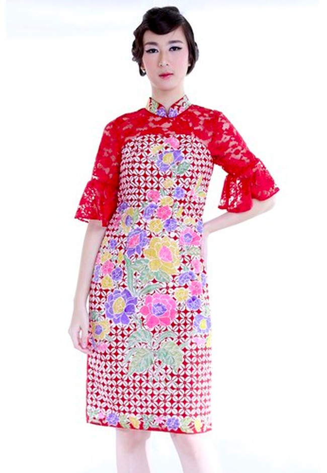 Tak sedikit orang yang memilih cheongsam bermotif batik untuk dikenakan saat Imlek. Jika Anda juga demikian, opsi dari DhieVine Batik berikut cocok dipertimbangkan. Dress motif encim dengan aksen brukat tersebut sedang diskon menjadi Rp 1,2 jutaan. Foto: Zalora  